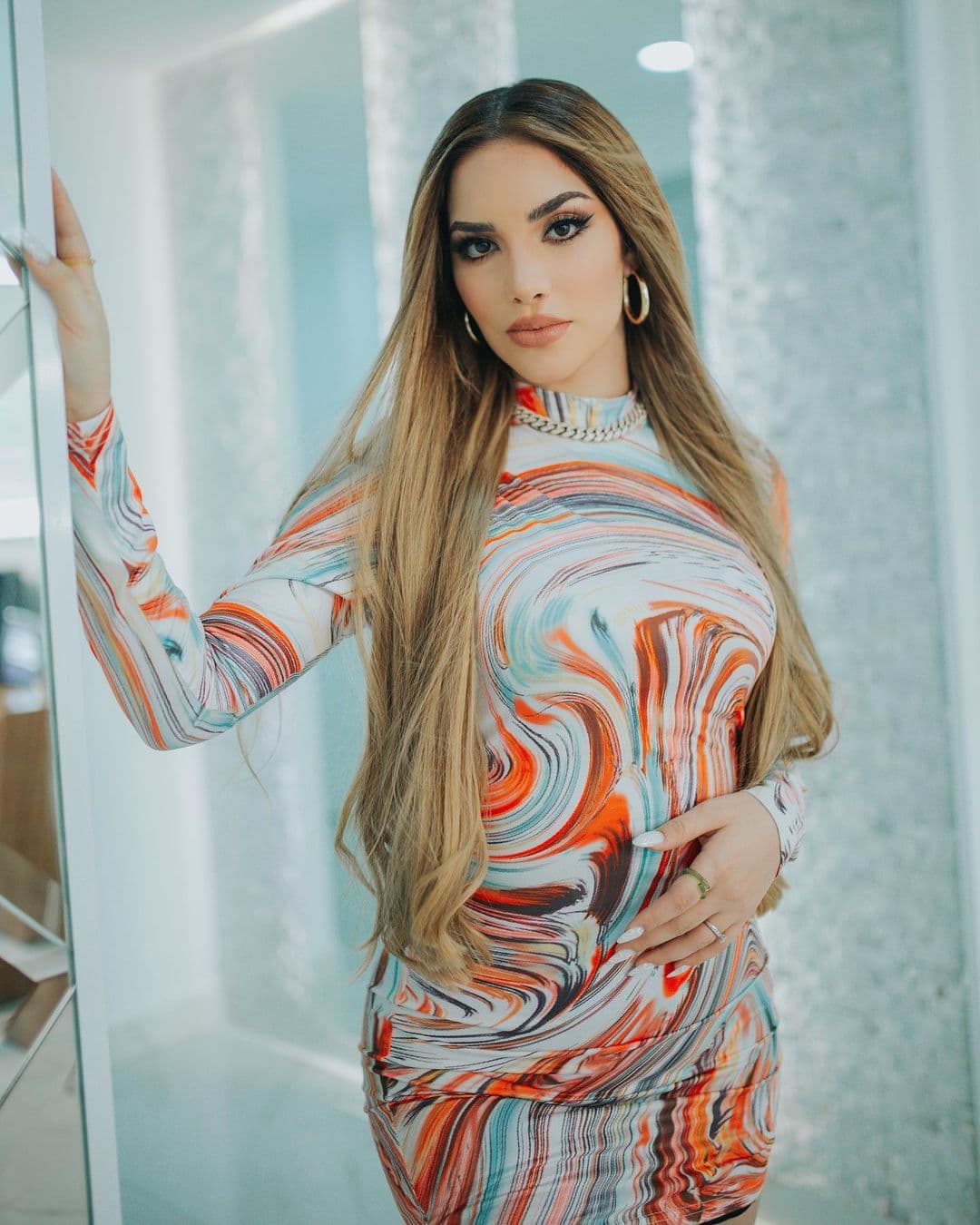 A dos meses de haberse convertido en mamá, Kimberly Loaiza presume look playero en el mar