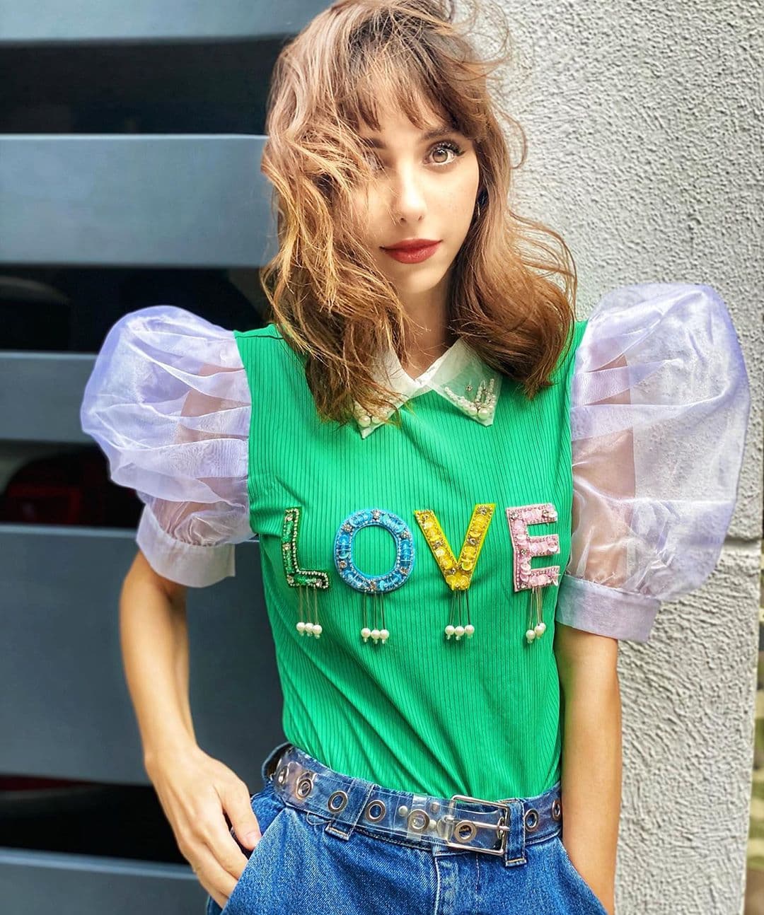 Una de las tendencias que las pasarelas más pronosticaron durante la Semana de La Moda para este cambio de temporada 2020 es el regreso de los chalecos, y la conductora de Netas Divinas ha sabido aprovechar este recurso para sacar el mayor provecho a uno de sus cortes de manga favoritos, los de "bombacha".