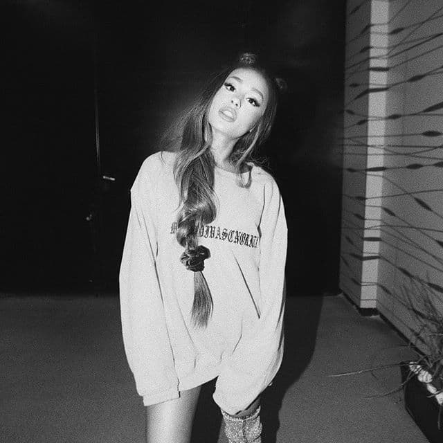 Si creciste en los noventa, o si también amabas los looks de Fey en sus videos musicales, seguro recuerdas de qué va esta tendencia. Puedes usarla para amarrar tu cabello en una coleta alta, chongo, o incluso para atar una trenza, como Ariana Grande.