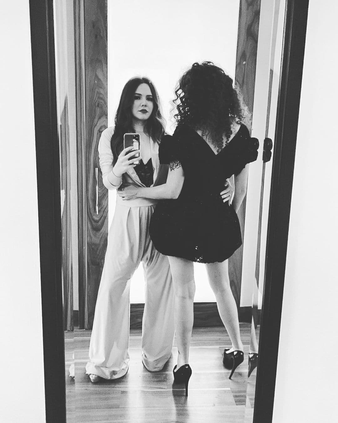 En abril, Joy utilizó sus redes sociales para dar a conocer dos noticias. La primera es que está enamorada de una mujer y la segunda es que estaban esperando a su primera bebé.