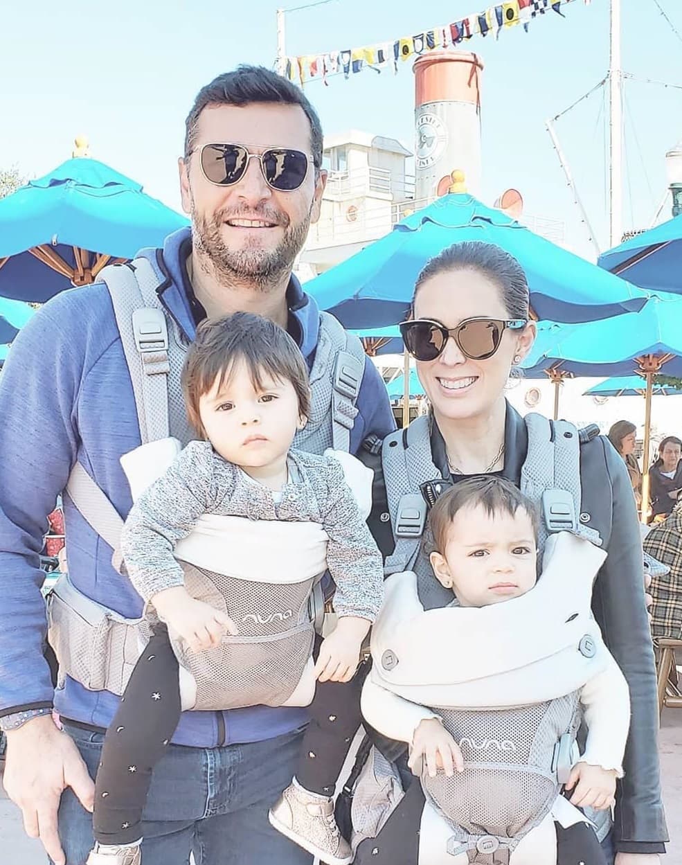 Jacky Bracamontes ha tenido dos embarazos múltiples. En el 2013, estaba en la dulce espera de Mini Jacky y Martincito, como cariñosamente los llamaban, pero desafortunadamente, el niño falleció. Después se embarazó en tres ocasiones más y, en el último, en el 2018, nacieron sus mellizas Paula y Emilia.