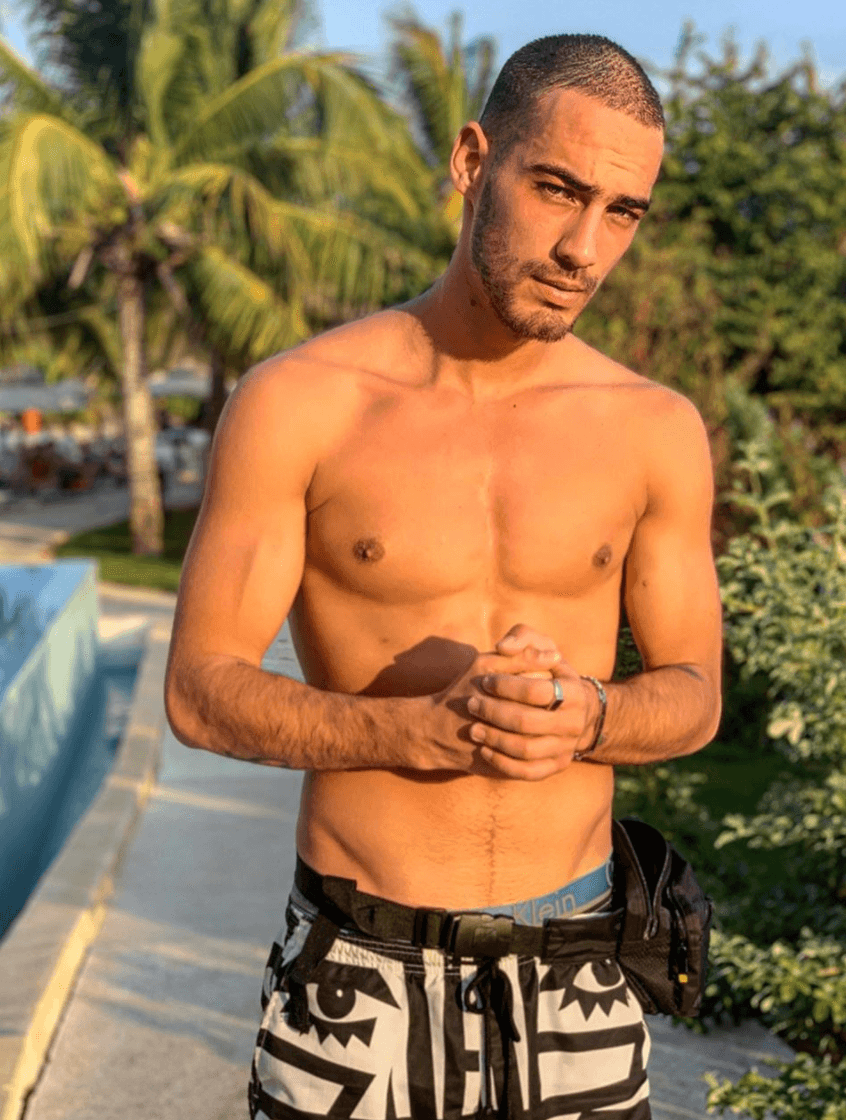 No es para menos, pues se puede ver que el joven cuida mucho su alimentación y tiene constancia con el ejercicio, ya que también es modelo. En estos días de cuarentena ha compartido rutinas en sus stories de Instagram.