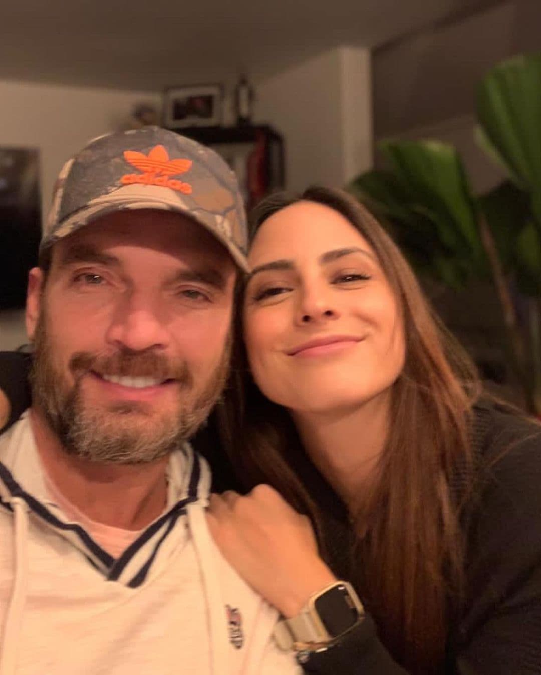 “Me he dado cuenta de que no te quiero dejar escapar. Bendito ese café que nos unió Valeria Marín. Te amo, felices 10 meses de pura felicidad”, señaló el argentino, quien compartió varias imágenes de la romántica cena que vivieron.
