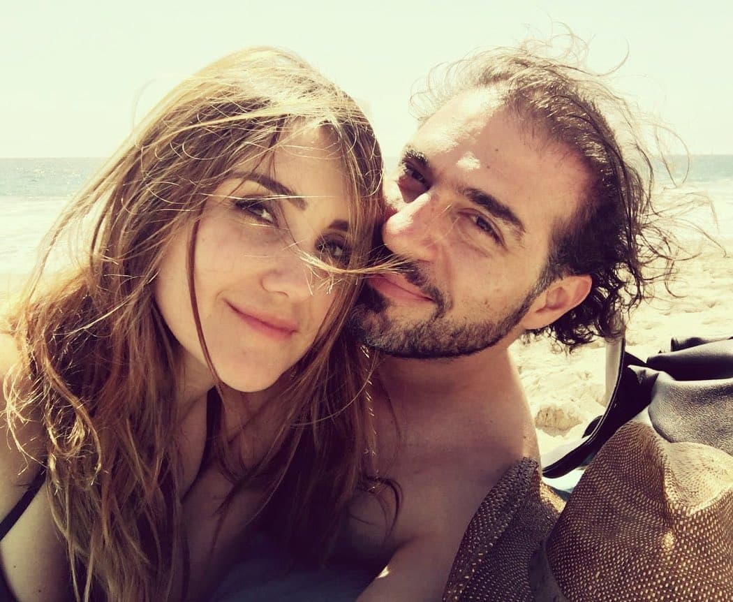 La pareja se conoció en el 2016 durante la grabación del video se su canción, “No sé Llorar” y con el paso de tiempo, comenzaron una relación amorosa, la cual se hizo oficial en el 2017.