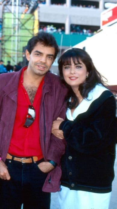 “Se me hacía guapa”, declaró Derbez en entrevista con José Eduardo Derbez para su canal de Youtube. El comediante explicó que se conocieron el set de la telenovela en la que su mamá, Silvia Derbez, actuaba junto a Victoria Ruffo. “Un día mi mamá me dice: ‘Oye, Victoria Ruffo está preguntando por ti’. Y yo, ¿qué? Yo no era nadie, yo era parte del elenco de Anabel, nada más cero famoso”.