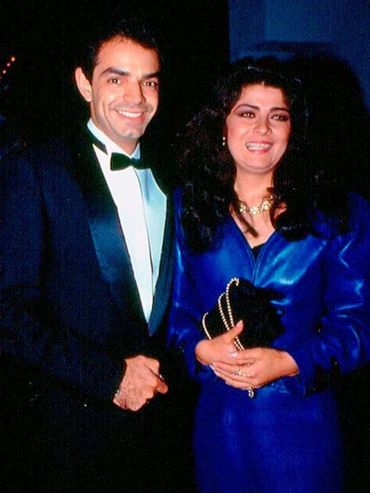 “Subo y están mi mamá, mis hermanas, su hermana, sus amigos, y 
<b>a lo lejos veo a un cuate vestido de padre</b>. Yo no conocía a este cuate. Yo nunca me había casado. Para mí, yo me estaba casando”, dijo la actriz de telenovelas.