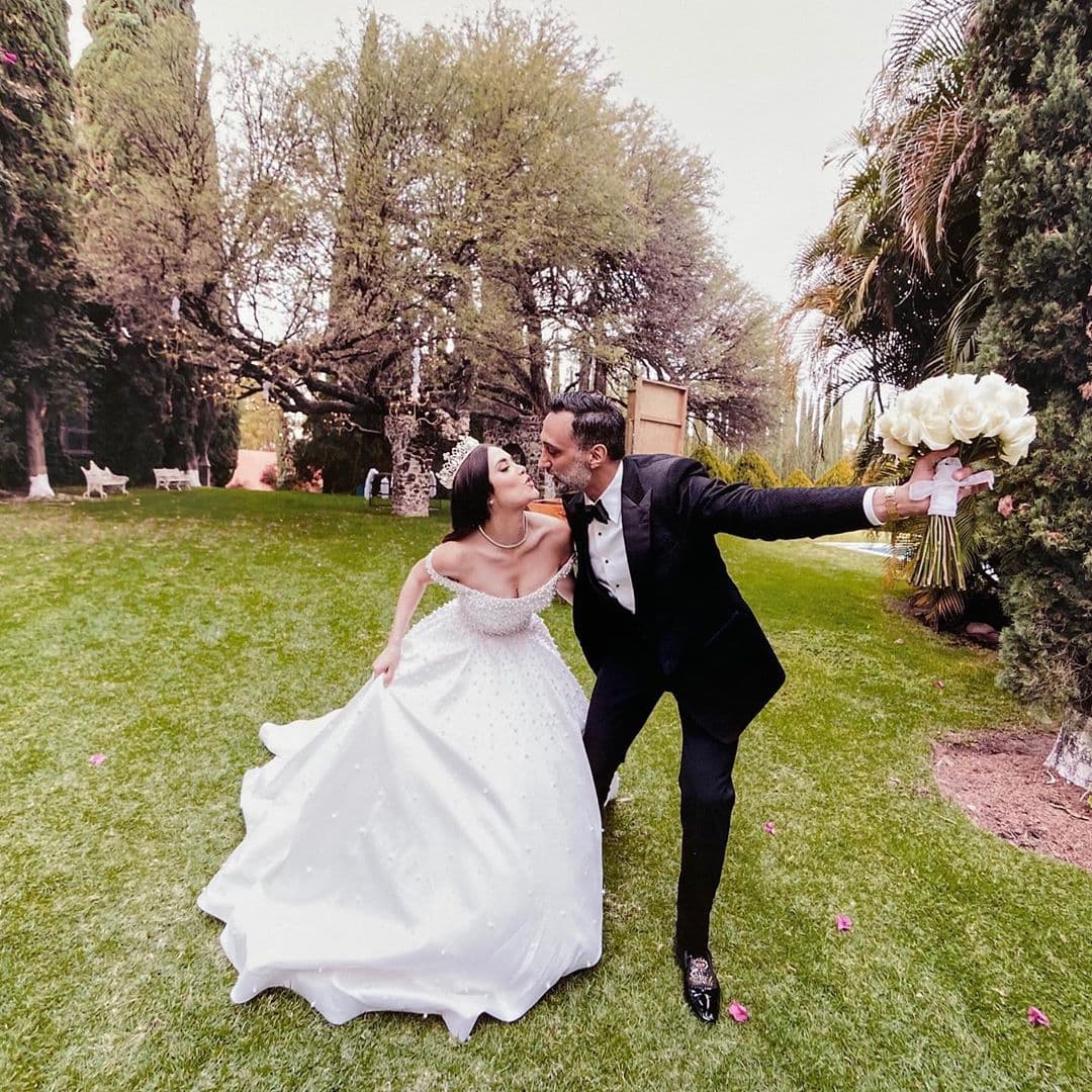 Marlene Favela y George Seely se casaron en diciembre de 2017, en una ceremonia en San Juan del Río, Querétaro. Casi años después, en abril de 2019, la actriz anunció su embarazo, y en octubre de ese mismo año se convirtieron en padres de la pequeña Bella.
<br>