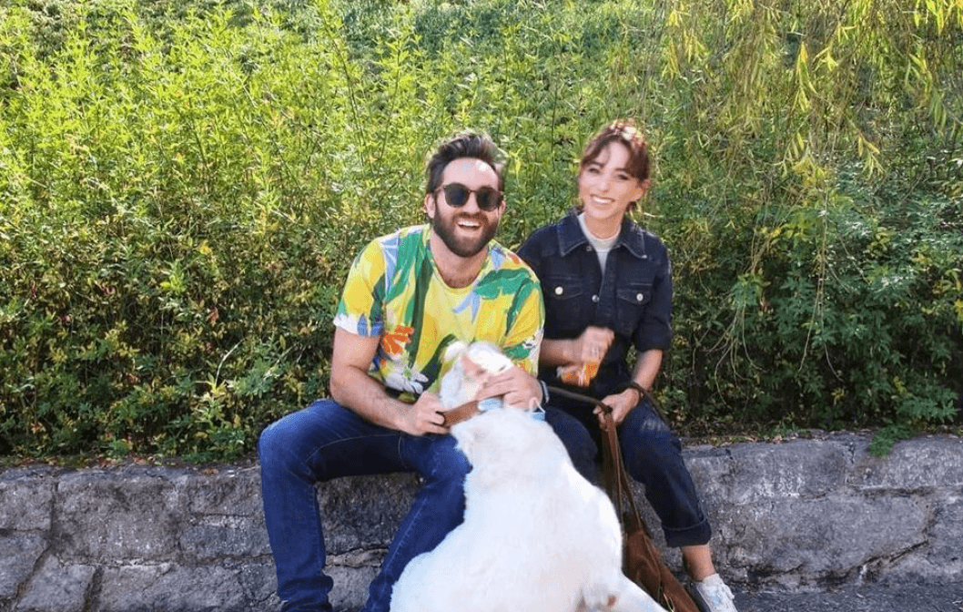 Para un paseo junto a su novio, Antonio Zabala y su fiel mascota Guero, la actriz optó por un conjunto de mezclilla en color oscuro y tenis. Un look que le favorece mucho, además, es muy cómodo.