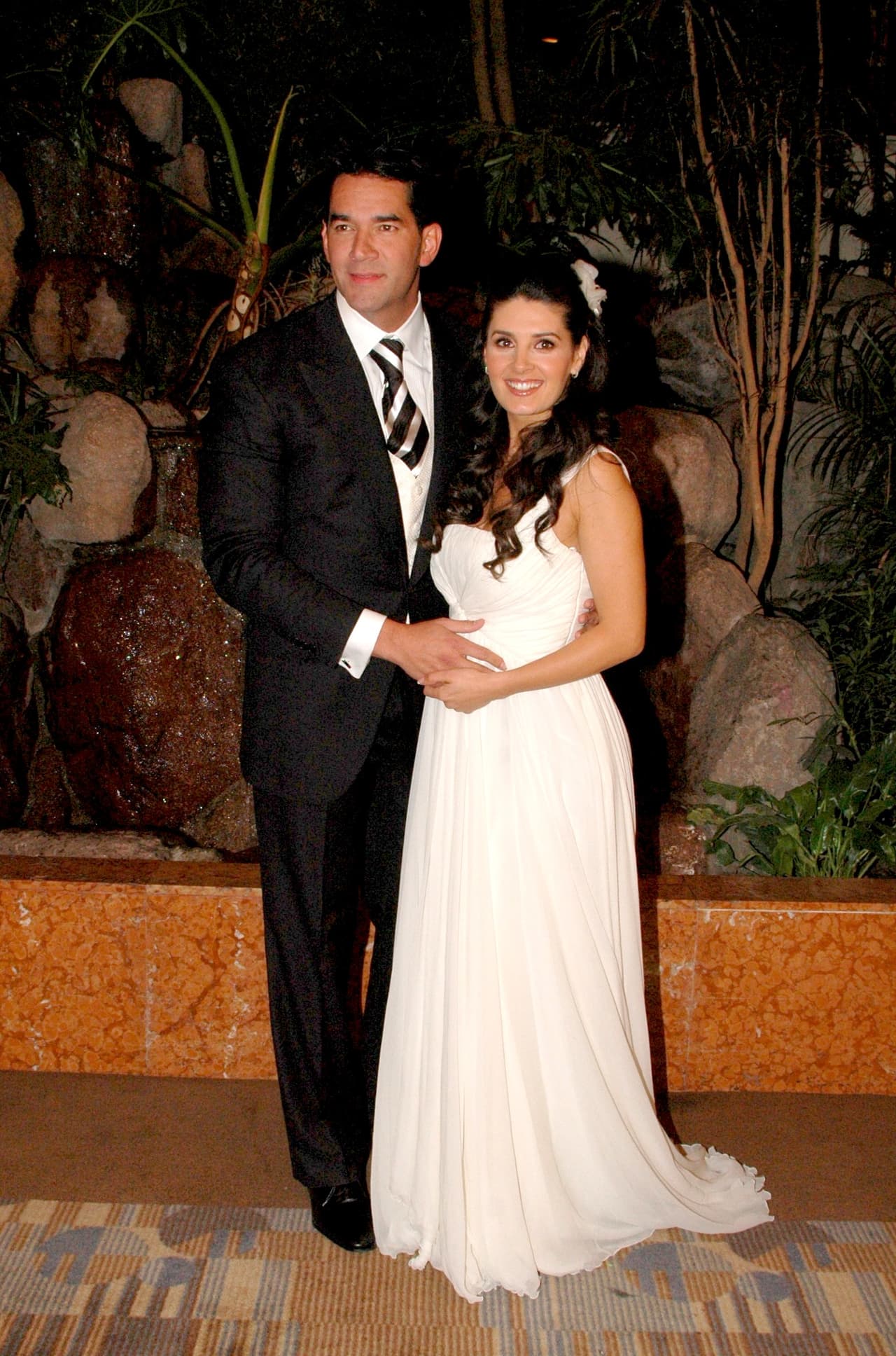 La actriz mexicana, Mayrín Villanueva y el actor Eduardo Santamarina contrajeron nupcias en vísperas de la llegada de su primera hija, en el 2009. En ese entonces, el vestido de Villanueva, el cual estuvo a cargo del diseñador Jesús del Pozo, llevó un ligero plisado en la parte de enfrente, el cual dejaba ver ya su pequeña “pancita” de embarazo.