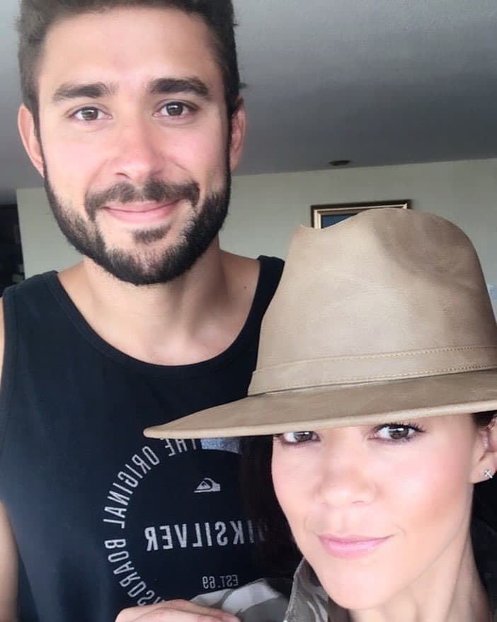Pero cuando no está creando estrategias de ventas y promoción, el hermano consentido de la actriz pasa se pasa las horas en el gimnasio.