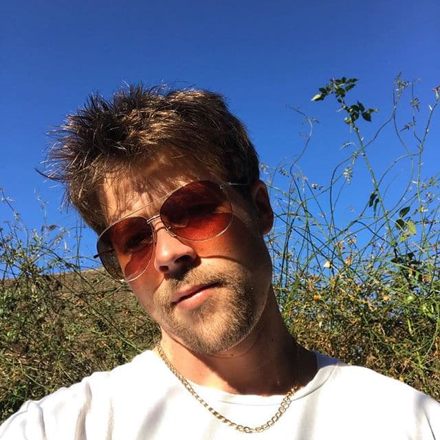 Nathan tiene 33 años y vive en Oxford, Inglaterra. Es un obrero que, cuando no está aclarando la confusión de que NO es una estrella de cine, disfruta de su día junto a sus tres hijas.