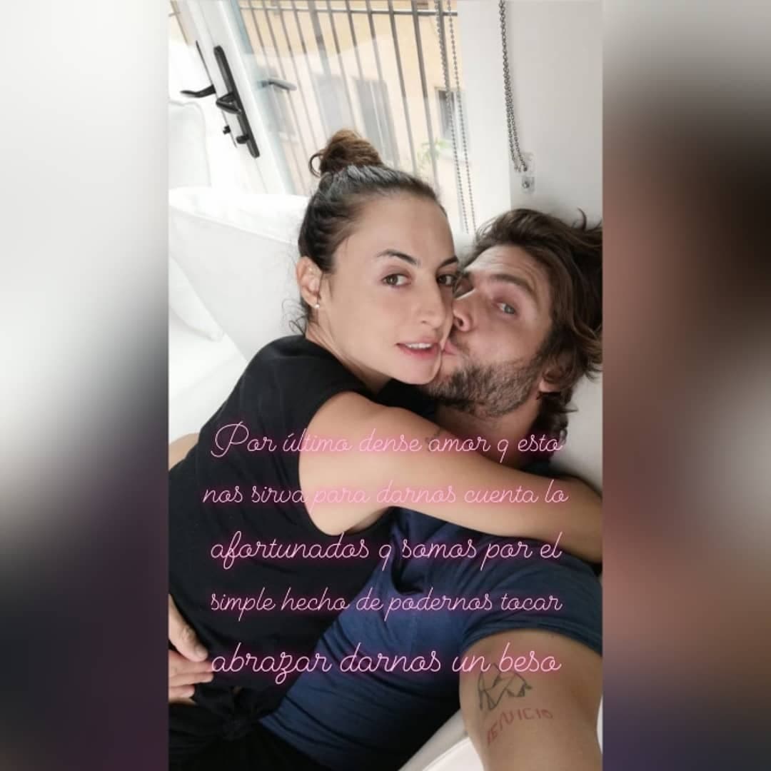 “Así el encierro de esta familia. #PancheriVegaChata”, escribió la actriz, de 36 años, en su post donde aparece haciendo yoga.
<br>
