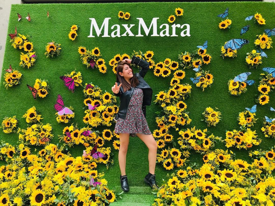 Un increíble muro de girasoles en Max Mara