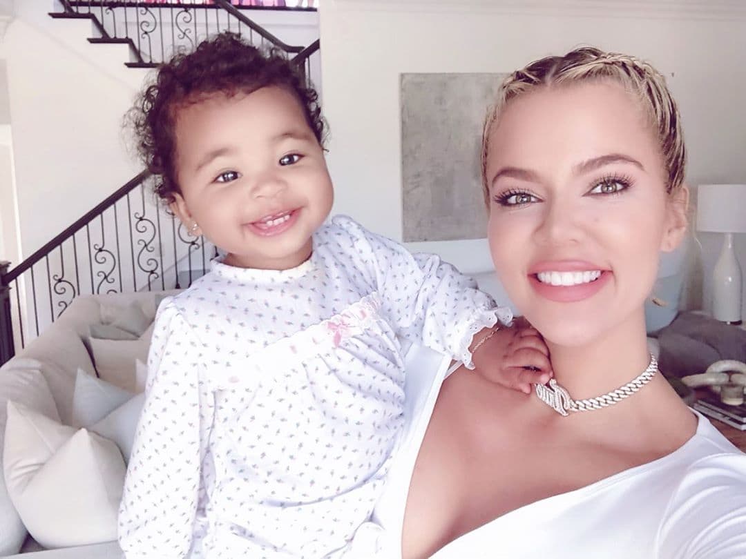 El maquillaje es muy importante para Khloé Kardashian y una vez que se convirtió en mamá, decidió adaptarse a su nueva rutina sin dejar de lado su imagen.