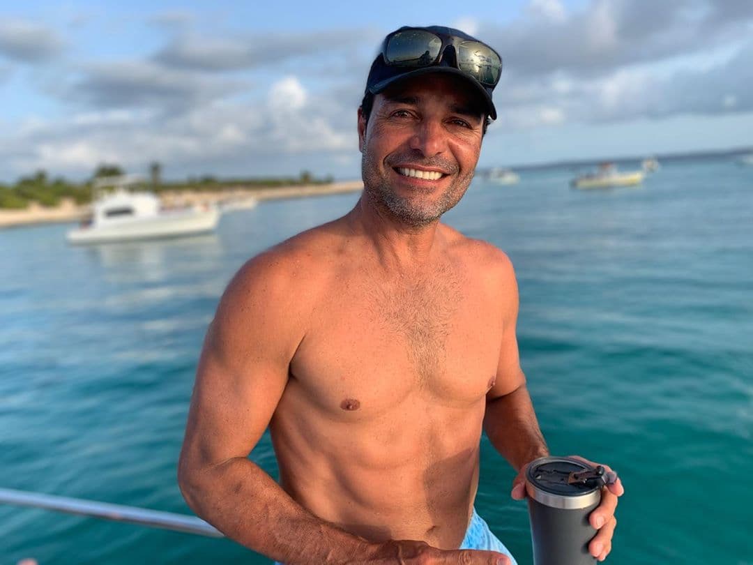 Chayanne es el novio de todas las mamás, el "papá" de muchos y un galán que no pasa de moda. El puertoriqueño en realidad se llama Elmer Figueroa Arce, pero desde que comenzó su carrera a utilizado el nombre artístico por el que todos lo conocemos.