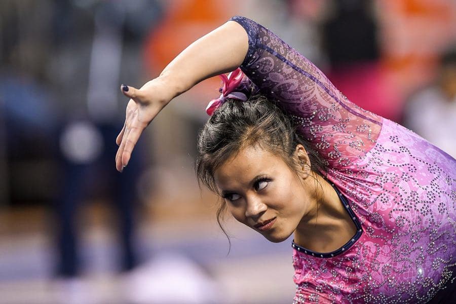 La gimnasta estadounidense de 22 años, Samantha Cerio, se volvió noticia el 9 de abril, luego de sufrir una doble factura de rodillas durante una competencia regional.