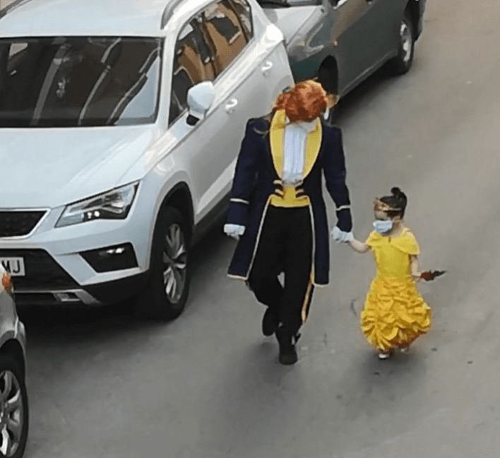 Aquí como príncipe y princesa al estilo "La Bella y la Bestia".