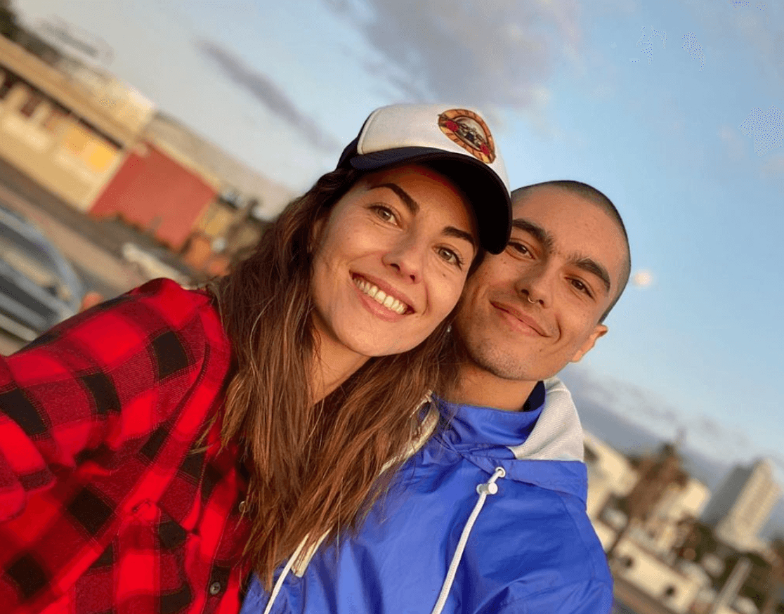 Sergio Mayer Mori es una mezcla de sus padres: Bárbara Mori y Sergio Mayer. El joven de 22 años de edad presume cada que puede su lavadero en su perfil de Instagram.