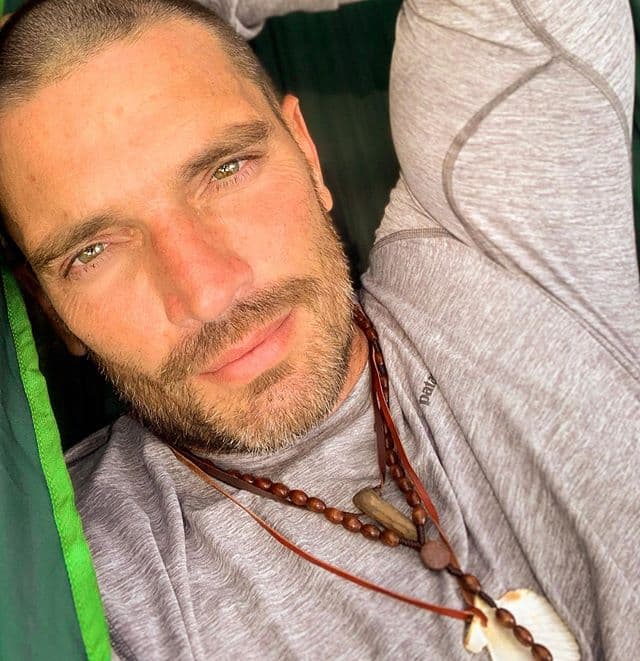 Julián Gil (49 años).