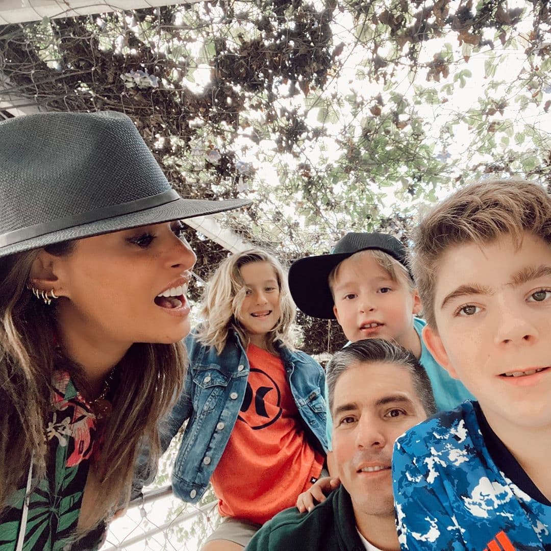 Mateo creció junto a sus medios hermanos Claudio y Alexis, con los que tiene una excelente relación. 
<br>