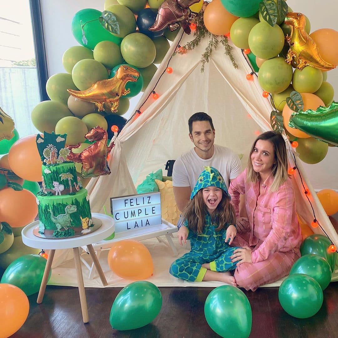 Pero por fortuna el evento jurásico fue todo un éxito pues los globos sobre un tipi dieron la ambientación perfecta para que Laia hiciera hasta la pose del T-Rex.