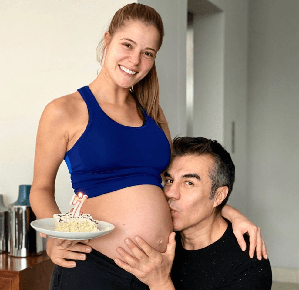 Aquí con siete meses de embarazo y festejando que pronto tendrían a su bebita en brazos.