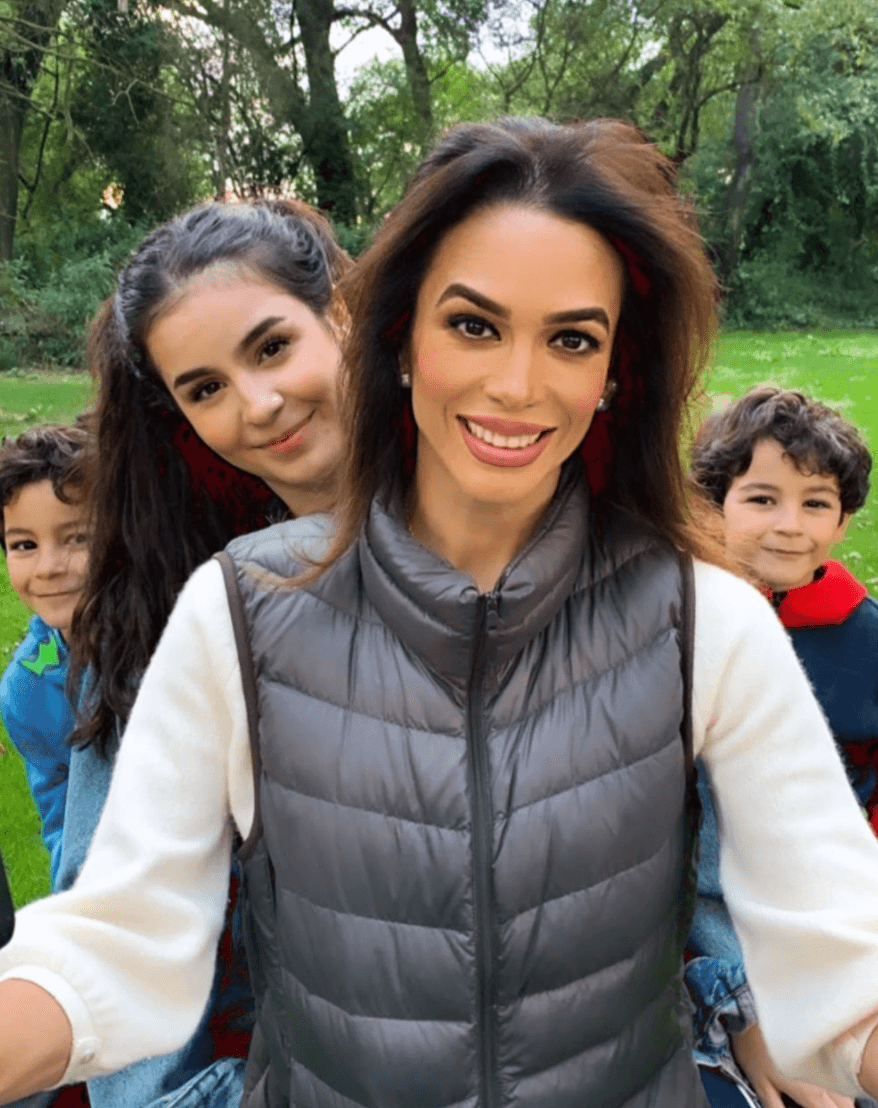 Tras haber protagonizado la telenovela ‘Camila’ en 1998,
<b> Biby Gaytán </b>decidió enfocarse en su familia y en contadas ocasiones tuvo participaciones como conductora y en la pantalla chica. Se dedicó completamente a su hogar desde ese año hasta el 2019 que regresó a los escenarios en la obra musical Chicago. Durante su retiro, estuvo junto a su esposo, Eduardo Capetillo educando a sus cinco hijos: Eduardo Jr., Ana Paula, Alejandra y los gemelos, Daniel y Manuel.