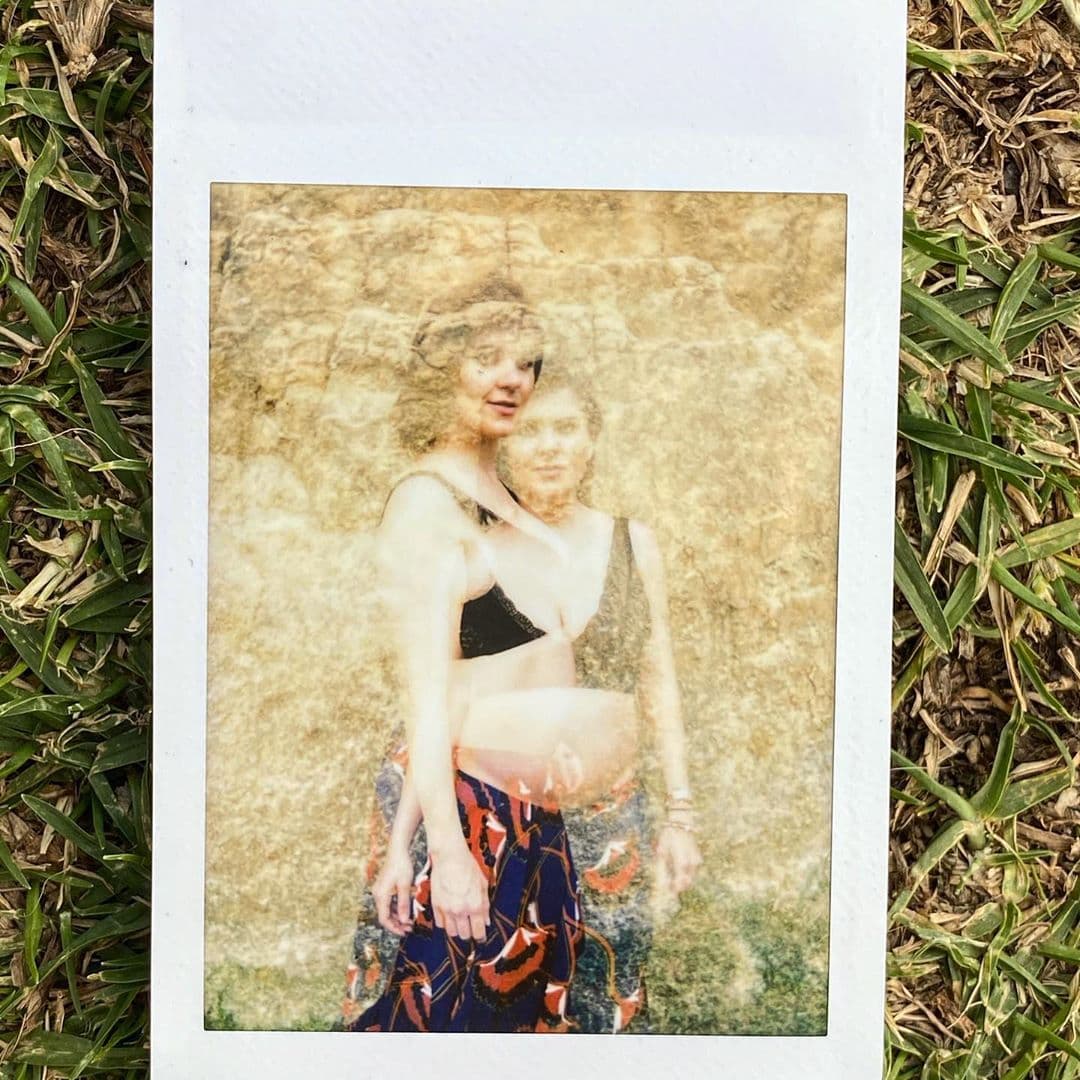 Zoraida disfrutó su inicio en la maternidad compartiendo todo tipo de sesiones fotográficas en las que muestra su vientre e inclusive algunas con un giro mucho más artístico, como el que logró una doble exposición, con ayuda de una cámara instantánea. 
<br>
<br>"Expirementando con una nueva cámara y salió este efecto. Gran foto", dijo la actriz orgullosa.
