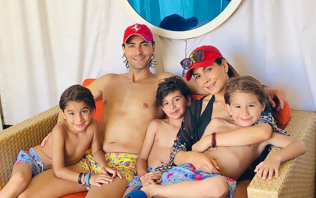 Paty Manterola fue mamá por primera vez de Lucca y 17 meses después recibió a sus mellizos, Alesso y Mateo, por lo que hace lucir que tiene trillizos. A principios del 2013 anunció la llegada de sus bebés y en julio de ese año nacieron.