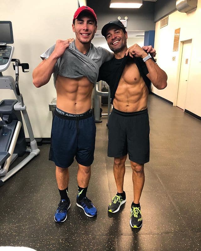 Lorenzo tiene 22 años y constantemente comparte en sus redes sociales la buena relación que tiene con su padre cantante e incluso su gusto por el deporte; eso sí, siempre presumiendo un abdomen de infarto.