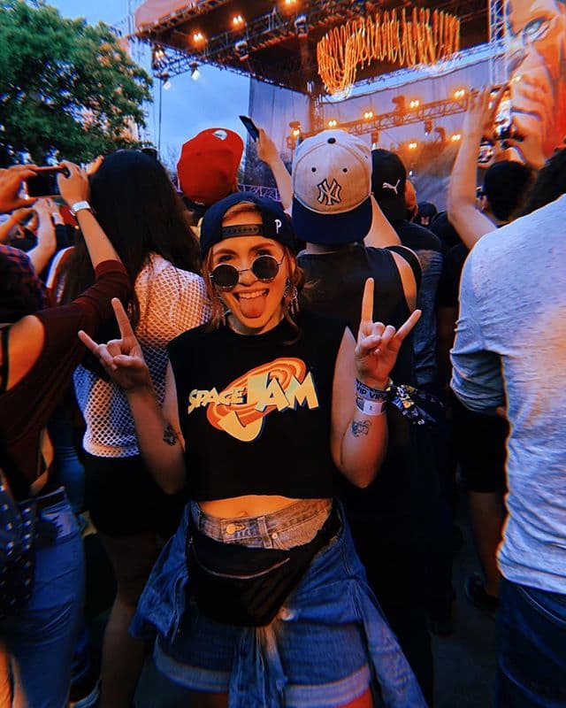 Los festivales son el momento perfecto para presumir las playeras de tus bandas favoritas o simplemente cualquiera de tus t-shirts favoritas con alguna impresión divertida.