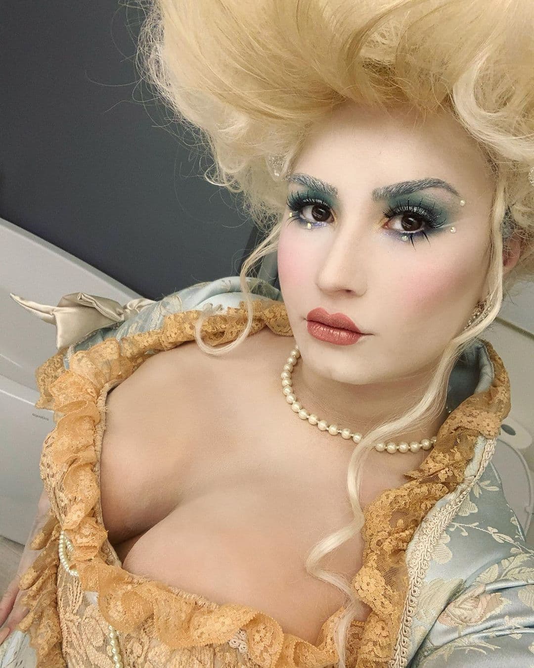 También tomó un giro más histórico, al inspirarse en María Antonieta para un atuendo femenino, con perlas, encaje y una gran peluca rubia.