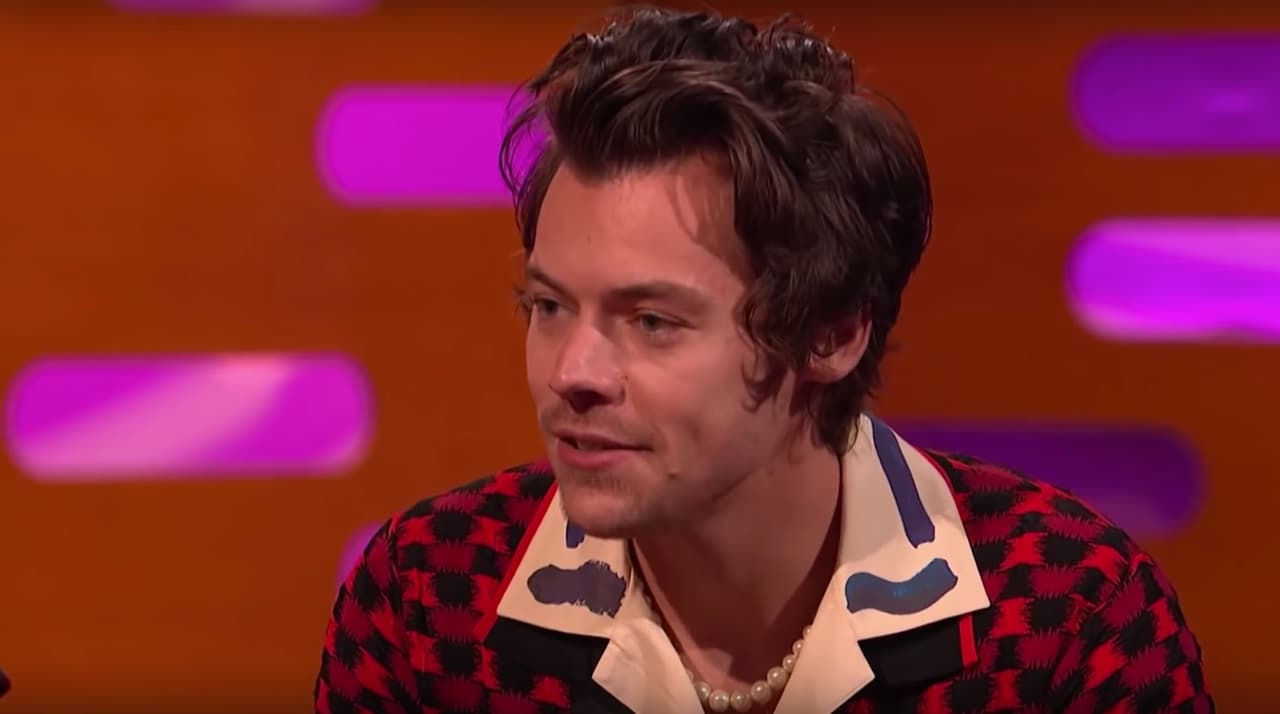 Harry volvió a lucir un conjunto muy parecido durante su aparición en 'The Graham Norton Show', donde además agregó una camisa, Marni también, y un collar de perlas como accesorio.