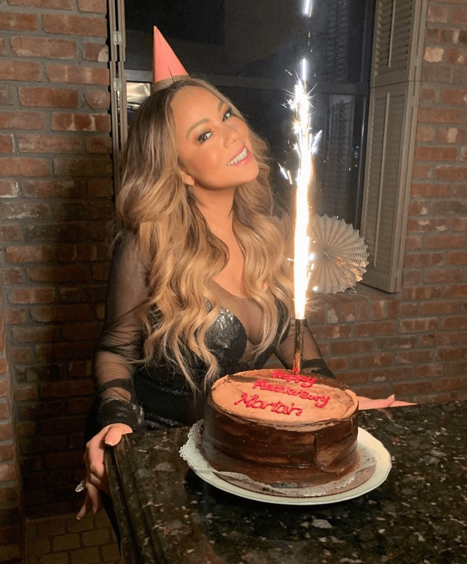 Rodeada de sus hijos fue como Mariah Carey pasó su cumpleaños. La cantante agradeció las muestras de cariño de sus seres queridos y amigos. Paris Hilton y Reese Witherspoon le dejaron mensajes en los comentarios de la publicación.