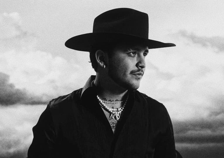 Christian Nodal ha hecho duetos con estrellas como Juanes, David Bisbal y Ana Bárbara, entre otros.