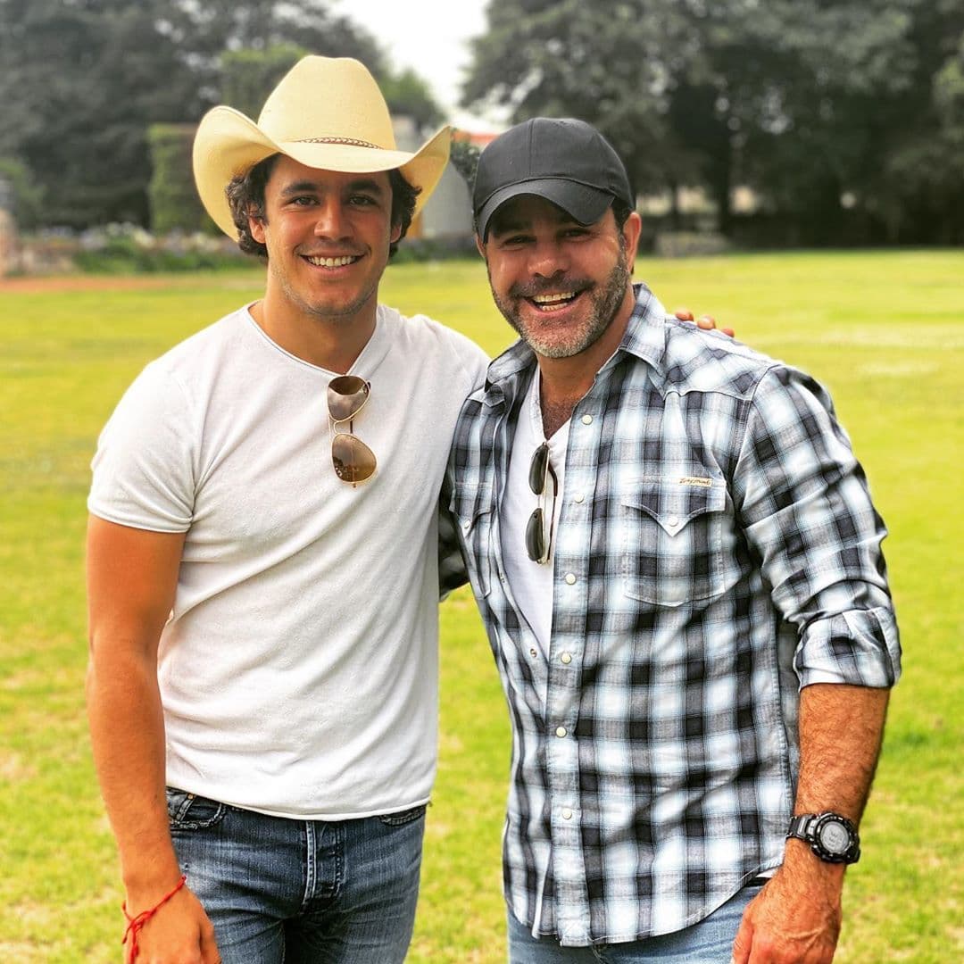 Recientemente, el mayor de los hijos de Biby Gaytán ha recibido gran atención en redes sociales, luego de que compartiera un cambio de look en el que el parecido con su famoso padre es más que innegable.