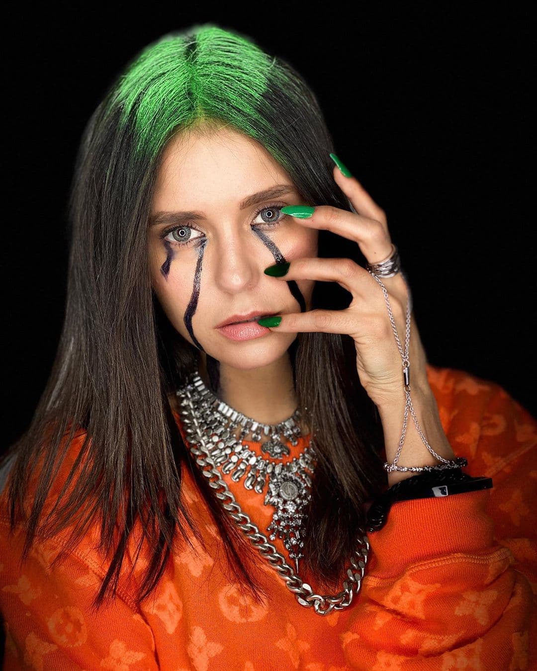 Otra cantante que también fue recordada fue Billie Eilish, cuya imagen fue recreada por la actriz de The Vampire Diaries (2009), Nina Dobrev.