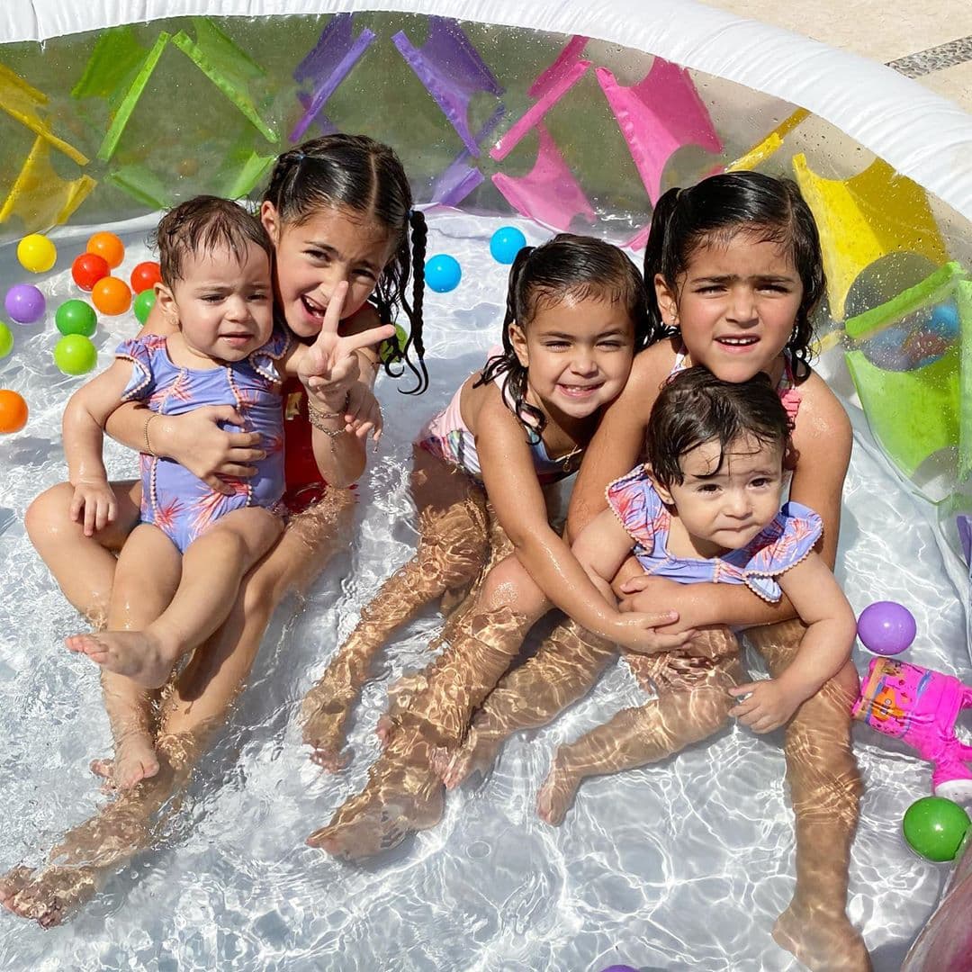 “Preocupada por mi familia, por supuesto porque todavía no tenemos el resultado de la prueba de Martín y las nenas que estuvieron en Vail. Nos urge saber para que con base a eso tomar una decisión y saber qué hacemos porque ahorita estoy yo en el departamento de mis papás con las bebés y Martín con las nenas en nuestro departamento. Ha sido muy difícil tanto para Martín como para mí el tener a la familia separada”, expresó en Instagram.