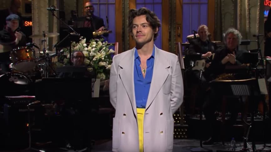 Para su monólogo de apertura durante el programa, Hazza apareció con una combinación bastante colorida. Las camisas con varios botones desabrochados, y los pantalones holgados volvieron a aparecer. Este conjunto forma parte de la colección de primavera 2020 de Gucci, una de las marcas que más usa el cantante.