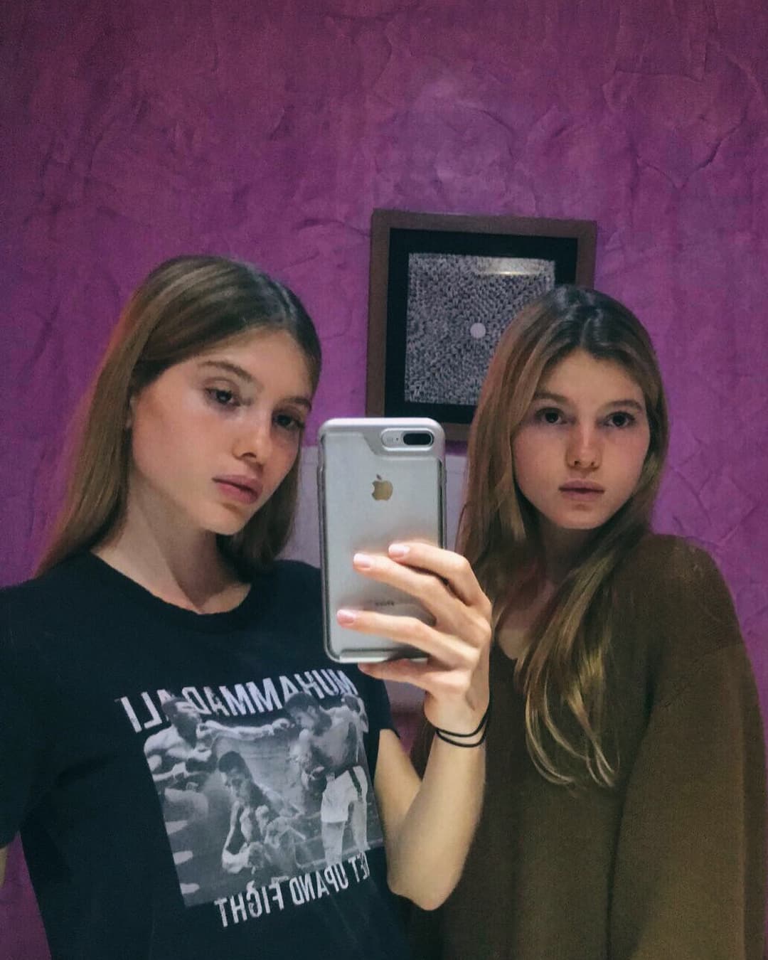 Por el momento, las hijas del cantante piensan concentrarse por completo en sus estudios; Victoria inclinándose por Administración de Empresas, mientras que Cristina prefiere Leyes o Historia.