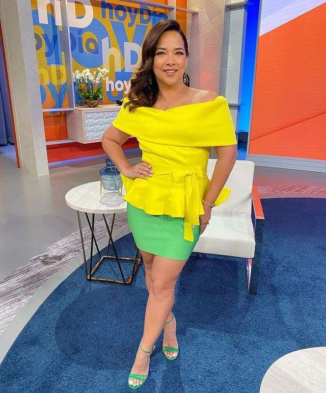 Un ejemplo claro de lo anterior este look de falda lápiz y blusa estilo peplum
<i>off soulder</i>. Gracias al vuelo del top amarillo crea curvas y dibuja su cintura, mientras que con su escote recto y sin hombros disimula zonas anchas en sus brazos.