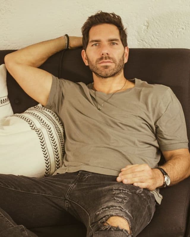 El actor de "La Piloto" y "Club de Cuervos" tampoco es mexicano, ya que realmente nació en Nairobi, Kenia, de padre alemán y madre chilena.