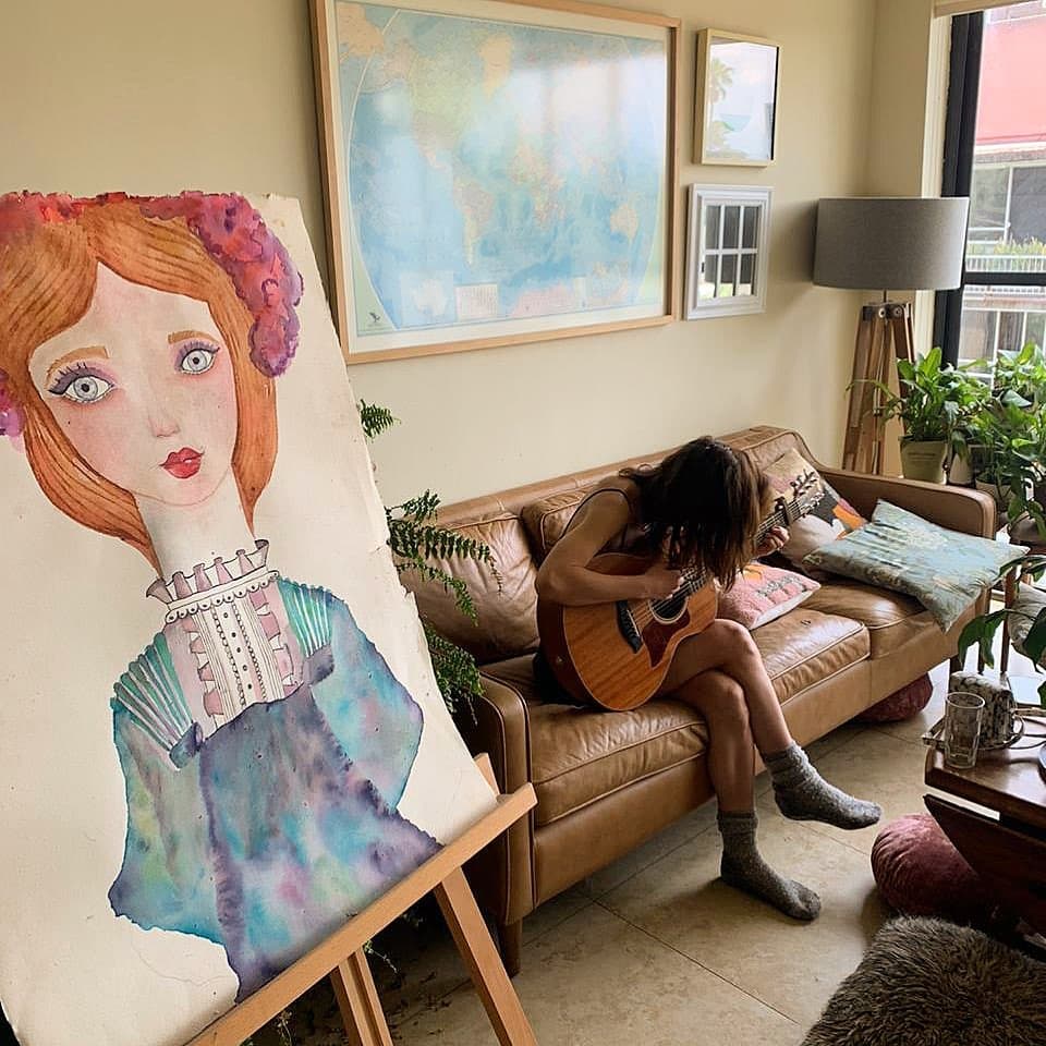 El arte es un elemento constante en la vida de la actriz, por lo que entre obras colgadas en la pared hasta las mismas pinturas que Natalia realiza, el apartamento de la Neta Divina tiene toda la energía de creatividad en flujo.