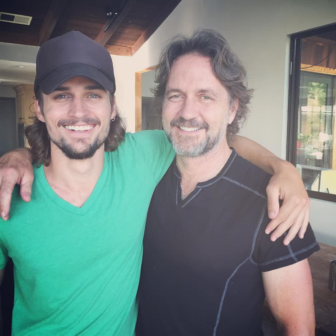 El galán de telenovelas, Guy Ecker, le heredó el gusto por la actuación a su hijo, Jon. El joven inició su carrera en el 2010, en la telenovela 'Niña de mi corazón'. Actualmente, se ha enfocado en realizar proyectos televisivos en Estados Unidos, entre ellos: 'La reina del sur' (2011).