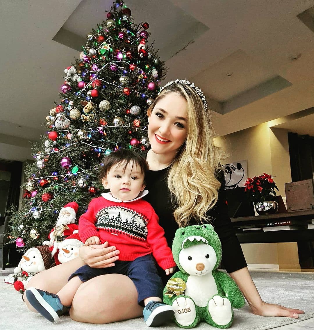 <b>Sherlyn</b>, quien comparte todos los momentos que vive junto a su bebé André, presumió la sorprendente decoración que realizó en casa de sus papás, en donde destacan rosas y doradas. Con esto, la actriz señaló que esta sería la primera Navidad de su pequeño, por lo que ella se encuentra muy emocionada en estas fechas decembrinas.
<br>
<br>Entre los elementos que se ven adornando el pino, destacan enormes soldaditos, listones, caramelos, varas de pino artificiales, luces blancas, sacos navideños y enormes esferas de colores.
<br>