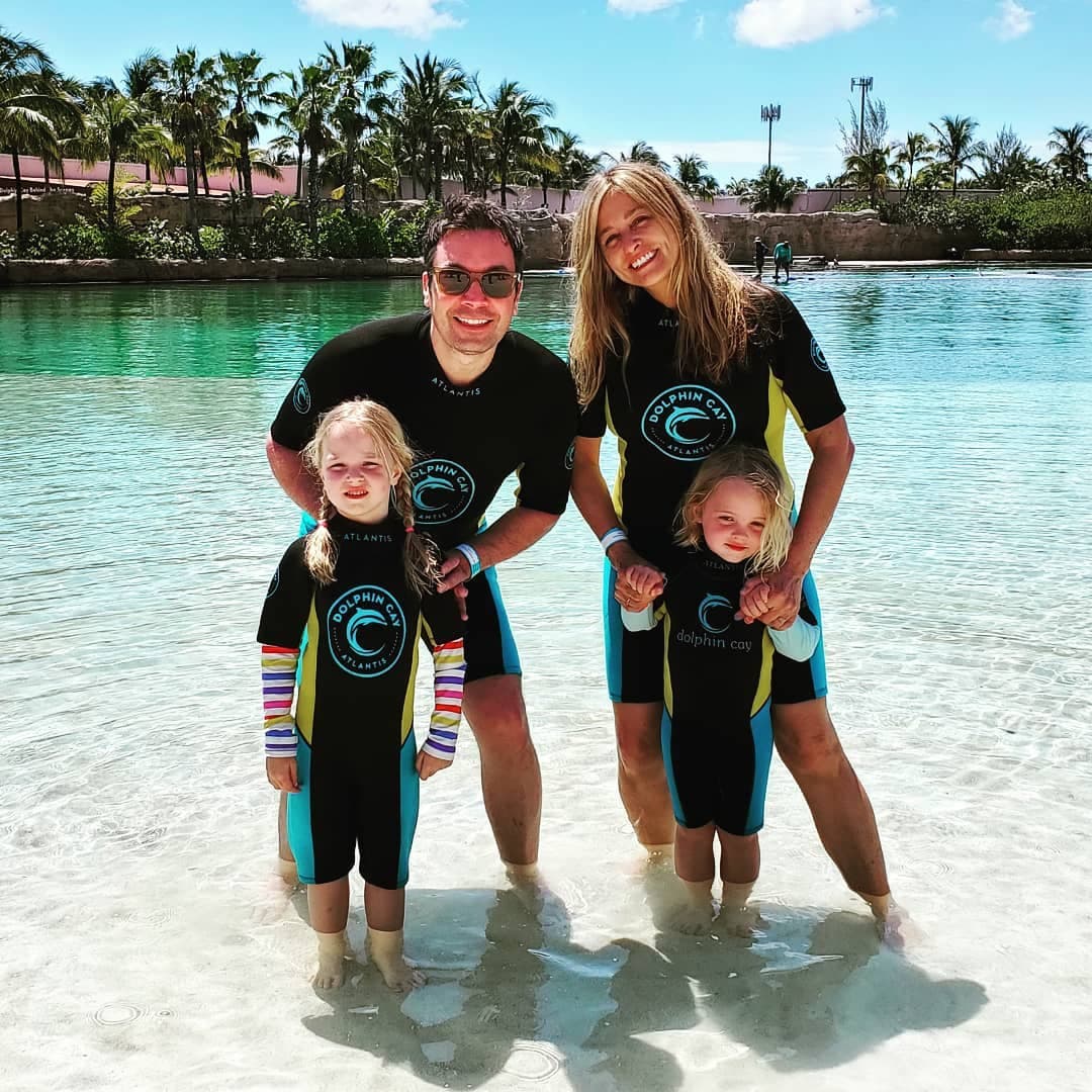 Durante cinco años intentaron concebir y al ver que no pasaba, Jimmy Fallon y su esposa decidieron tener a sus dos hijas: Winnie y Frances a través de una sustituta.