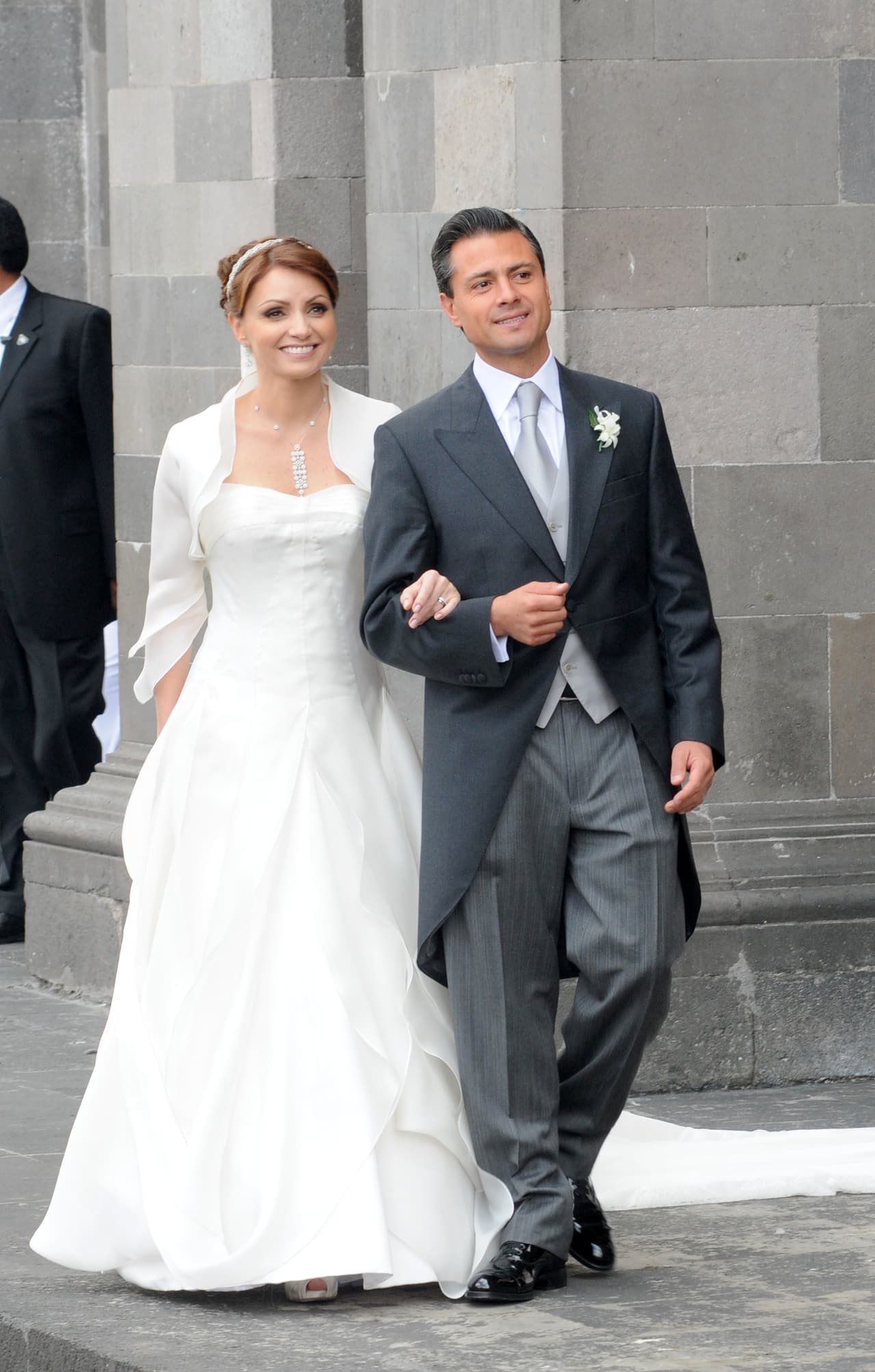 Cuando en noviembre de 2010, la actriz, y ex primera dama de México, Angélica Rivera, contrajo matrimonio con Enrique Peña Nieto, la mexicana utilizó un vestido con escote de corazón y diseñado por Macario Jiménez junto a una torera blanca.