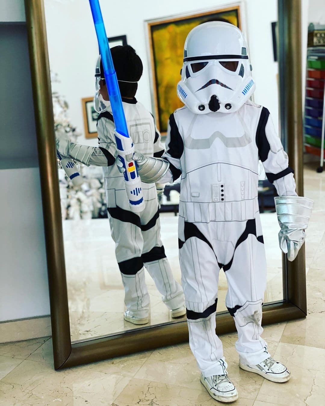 El pequeño León es todo un fan de "Star Wars", por lo que vistió al estilo de los Stormtroopers, con sable de luz y todo.