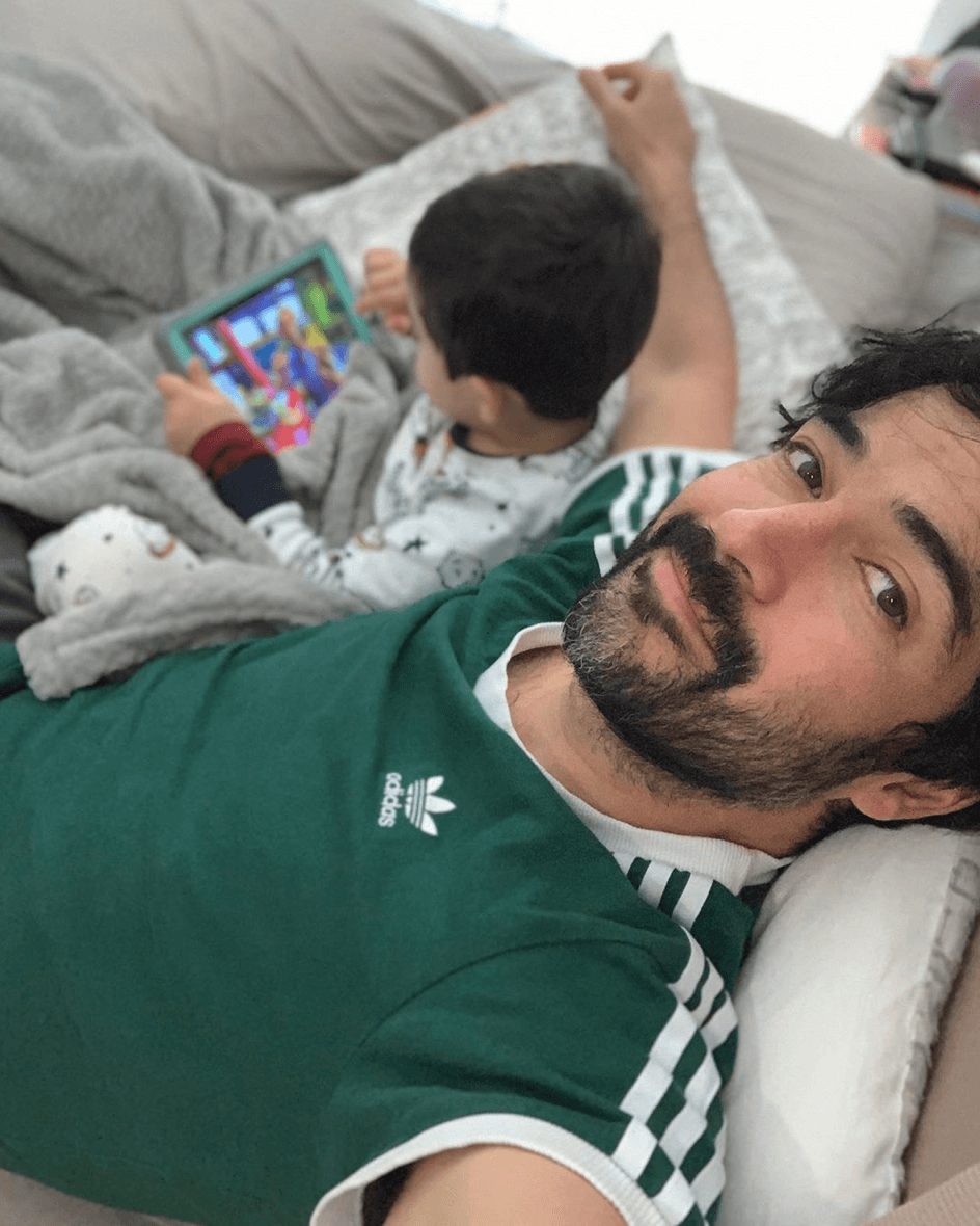 Desde que se convirtió en papá por primera vez, Alfonso Herrera ha posteado tiernas fotografías con su hijo pero nunca se le ve su carita. En este año, Daniel cumplirá 4 años.