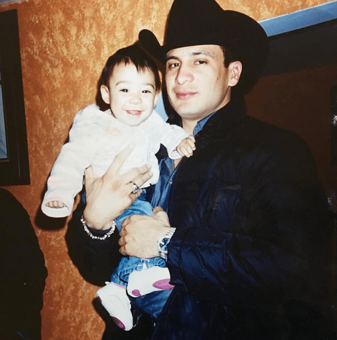 Valentina, la hija de Valentín Elizalde ha demostrado que heredó el talento nato que heredó de su padre. Además de incursionar en la industria musical, decidió lanzar una nueva línea de delineadores y labiales.